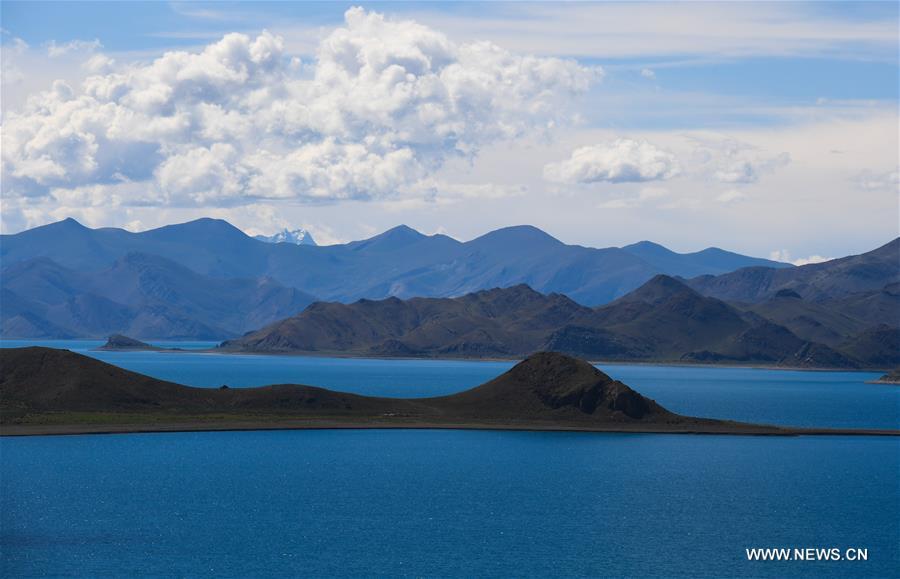 Chine : paysage du lac Yamzbog Yumco à Lhassa