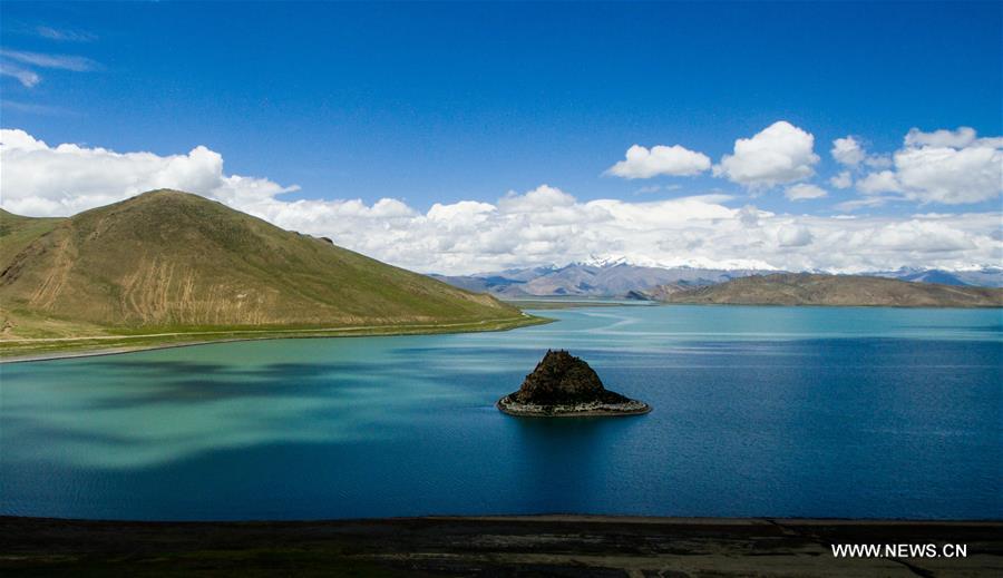 Chine : paysage du lac Yamzbog Yumco à Lhassa