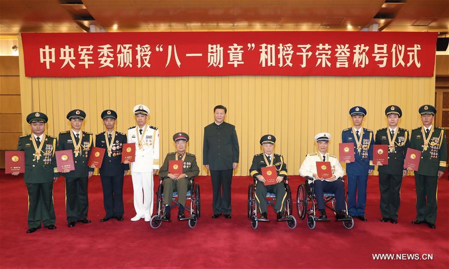 Xi Jinping honore des officiers et des unités avant la Journée de l'armée