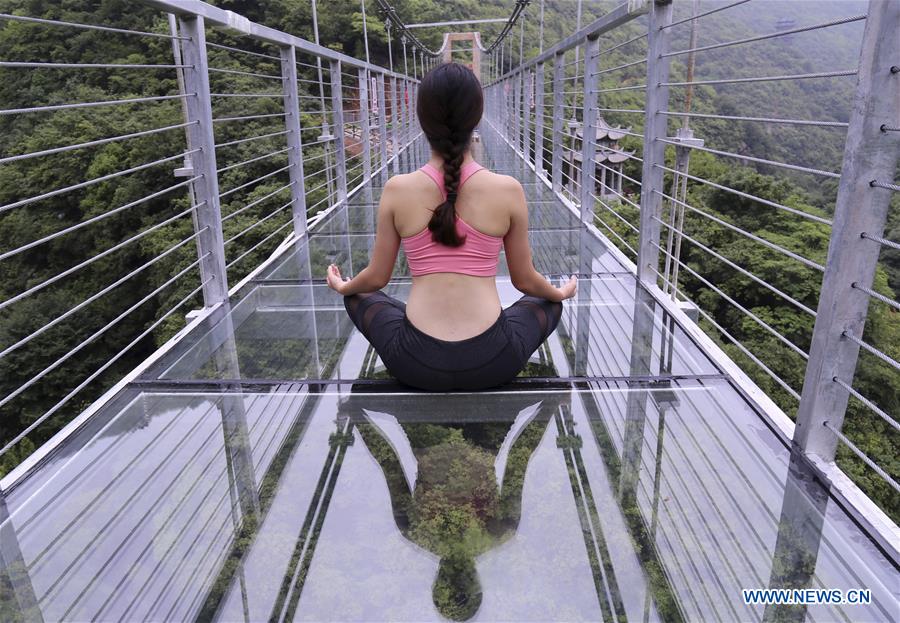 Pratique du yoga sur un pont suspendu