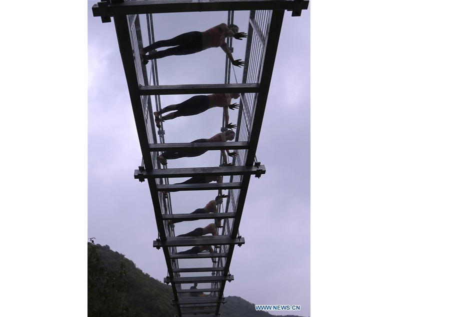 Pratique du yoga sur un pont suspendu