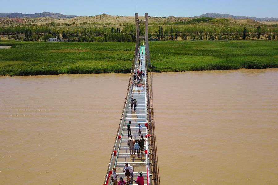 Ningxia : marche sur un pont en verre enjambant le fleuve Jaune