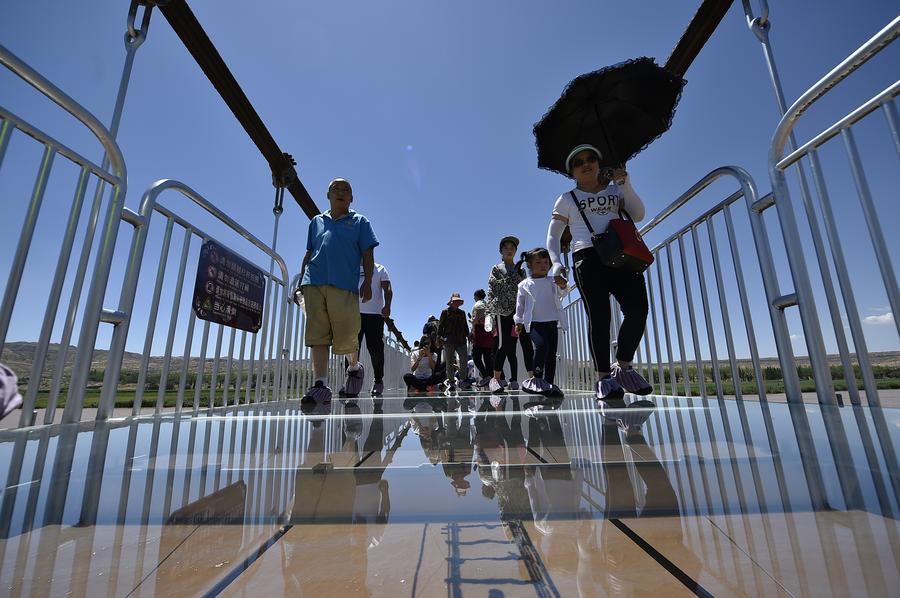 Ningxia : marche sur un pont en verre enjambant le fleuve Jaune