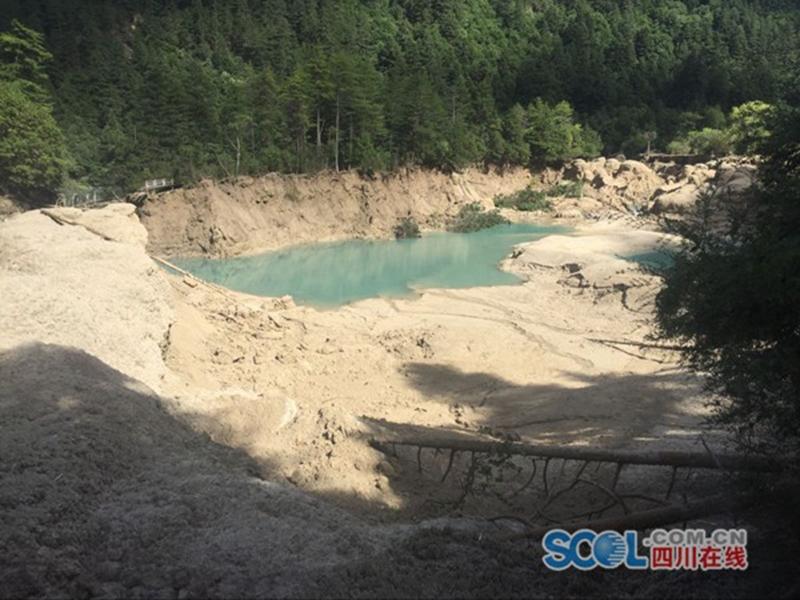 Séisme dans le Sichuan : le lac étincelant de Jiuzhaigou desséché