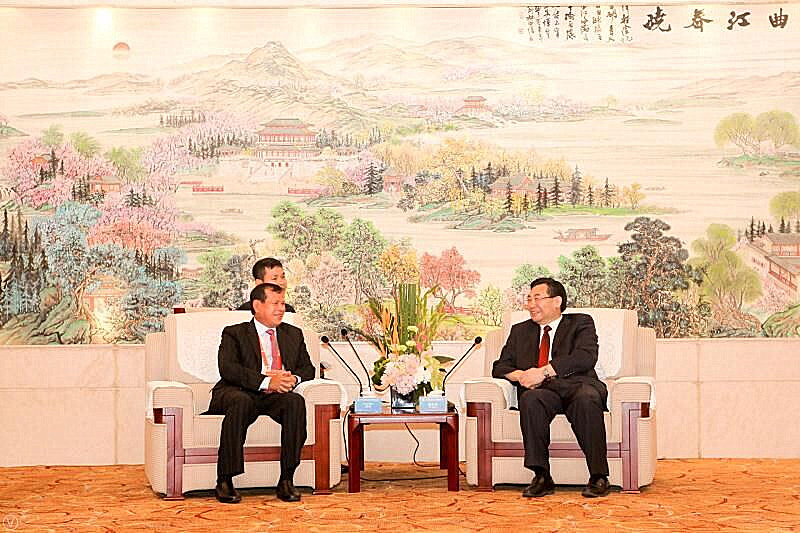 Rencontre entre le gouverneur du Shaanxi Hu Heping et le ministre cambodgien du tourisme Thong Khon à Xi'an