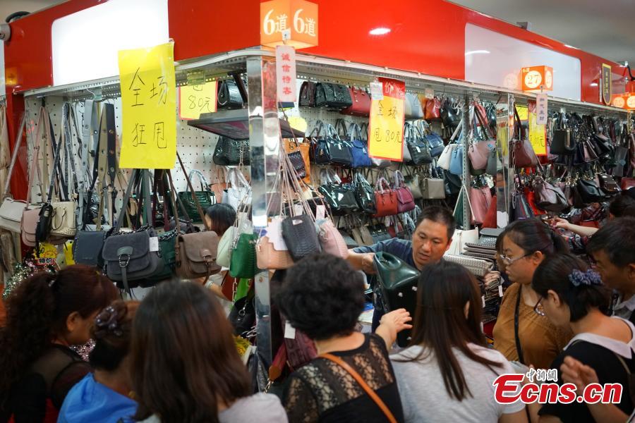 Beijing: les toutes dernières soldes du marché de Tianyi