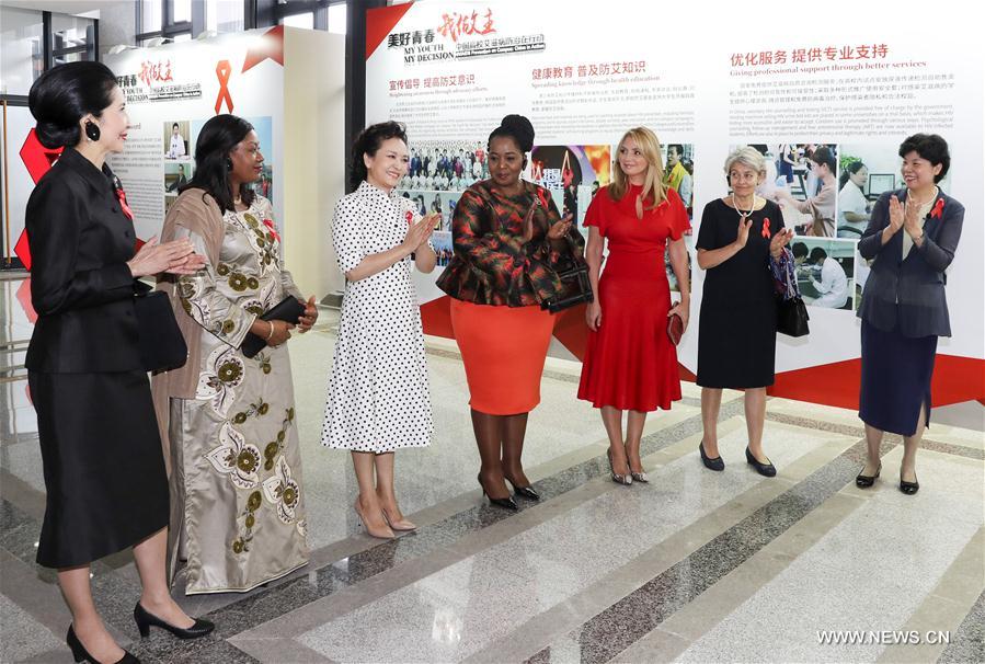 Peng Liyuan participe avec des invités étrangers à une activité liée au contrôle du Sida