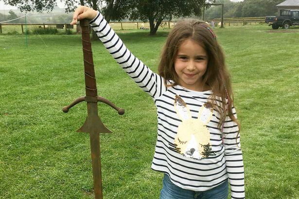 Une fillette trouve une épée dans le lac où le Roi Arthur aurait jeté Excalibur