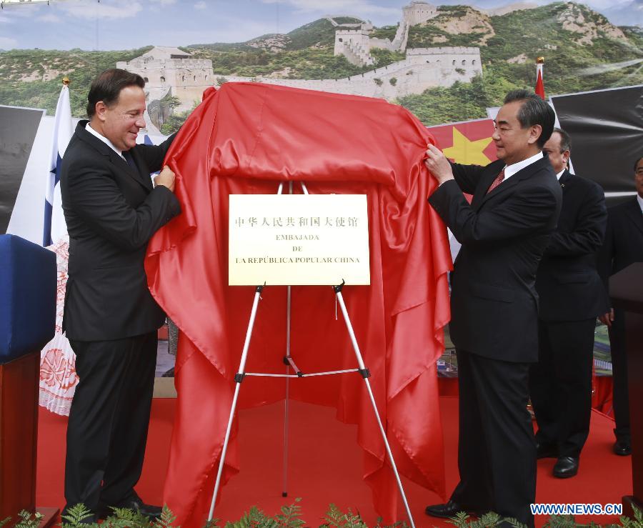 Le ministre chinois des Affaires étrangères assiste à la cérémonie d'inauguration de l'ambassade de Chine au Panama