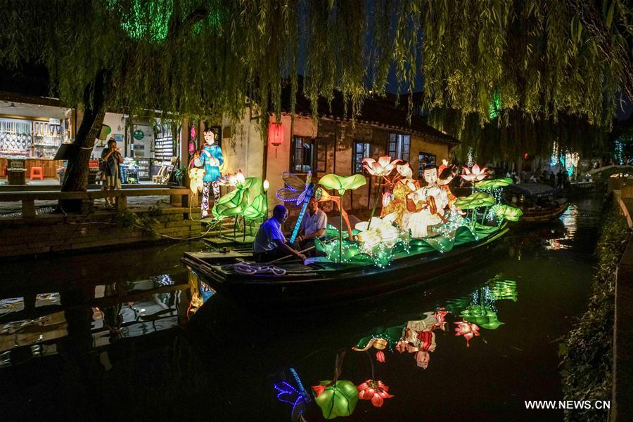 Jiangsu : des lanternes colorées pour célébrer la fête de la Lune