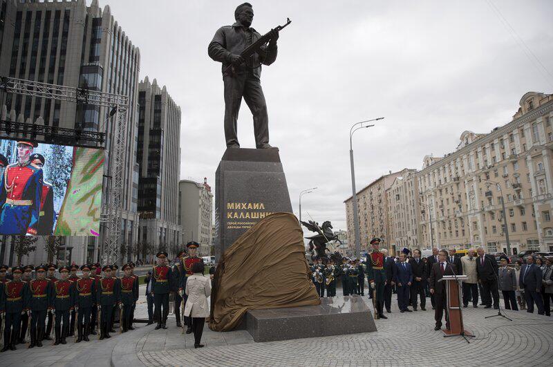 Inauguration d'une statue du créateur de la Kalachnikov à Moscou