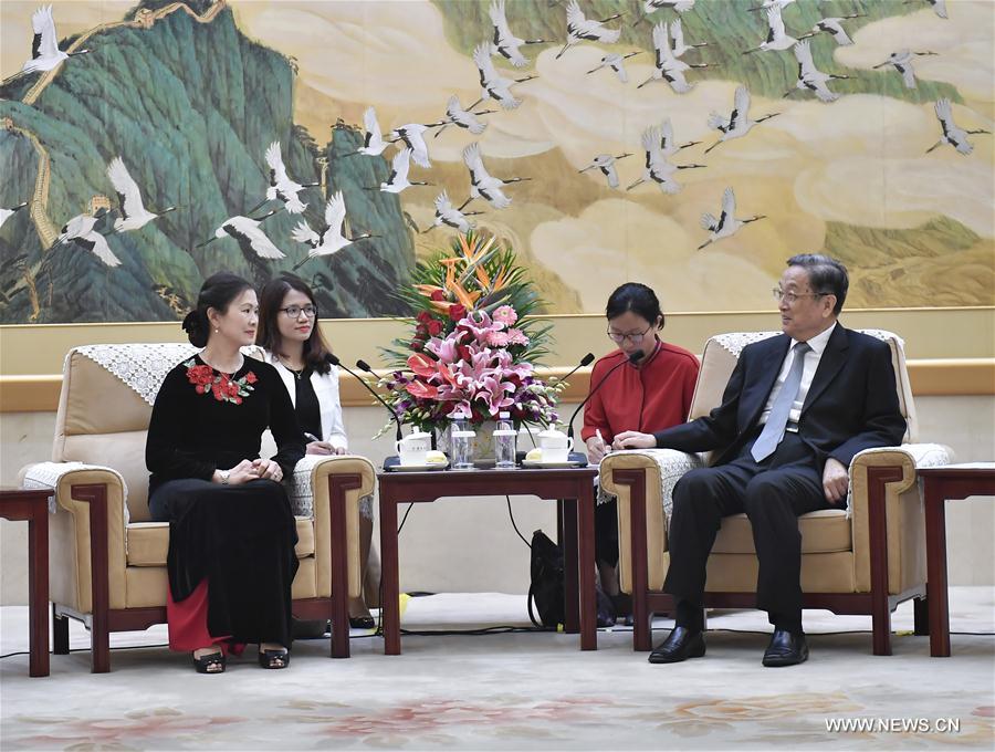 Le plus haut conseiller politique chinois souligne les échanges avec le Front de la Patrie du Vietnam