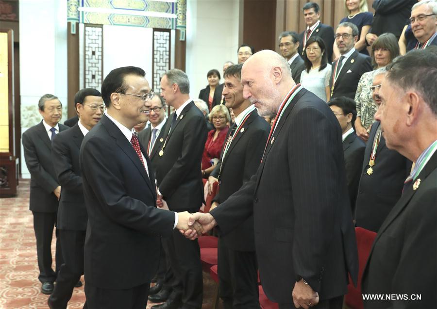 Le PM chinois souhaite la bienvenue à davantage de spécialistes étrangers