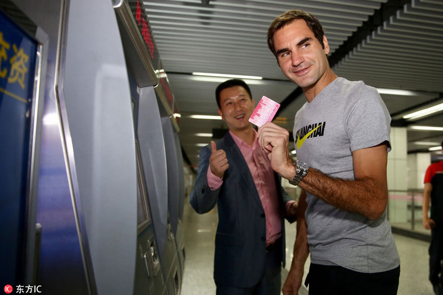 Roger Federer prend le métro à Shanghai pour aller aux Rolex Masters
