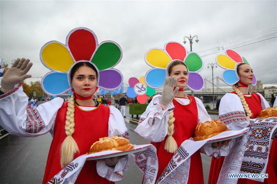 Russie : défilé du Festival mondial de la jeunesse et des étudiants 2017
