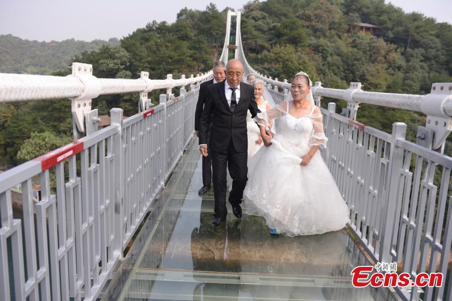 Noces d'or sur un pont suspendu dans le Hunan