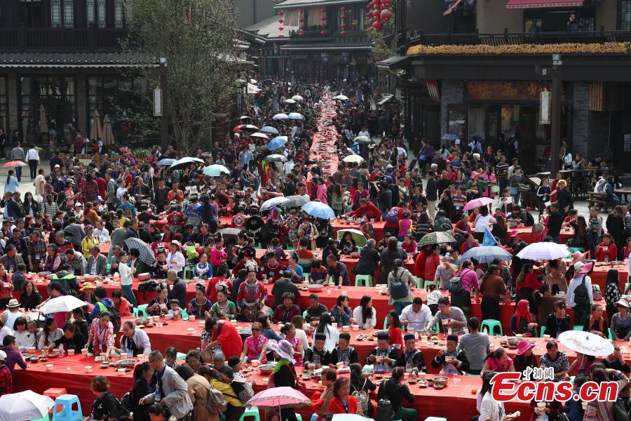 Un Banquet géant en plein air dans le Guizhou