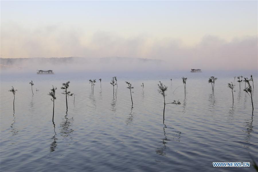 Le lac de Tianquan dans le brouillard