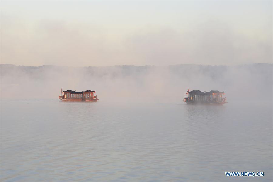 Le lac de Tianquan dans le brouillard