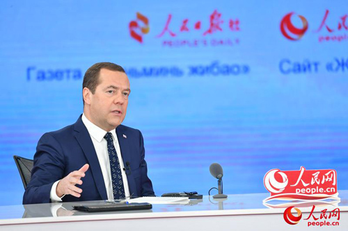 Dmitri Medvedev en visite au Quotidien du Peuple en ligne