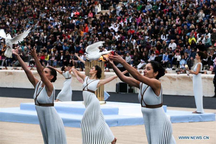 JO d'hiver : remise de la flamme olympique à Athènes
