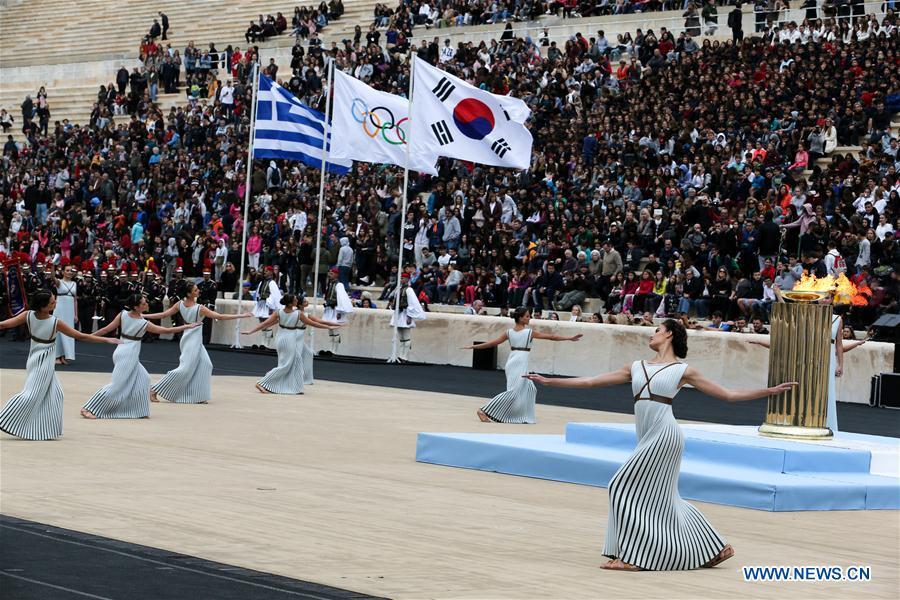 JO d'hiver : remise de la flamme olympique à Athènes