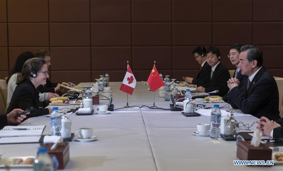 Le chef de la diplomatie chinoise appelle à enrichir le partenariat stratégique Chine-Canada