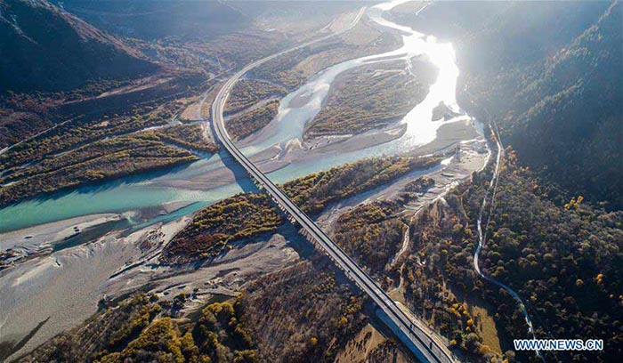 Amélioration des transports au Tibet grâce à la construction d'autoroutes
