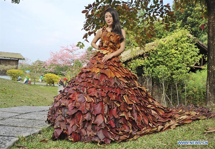 Une robe faite de feuilles d'automne dans le Guangdong 