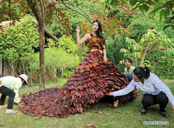 Une robe faite de feuilles d'automne dans le Guangdong 