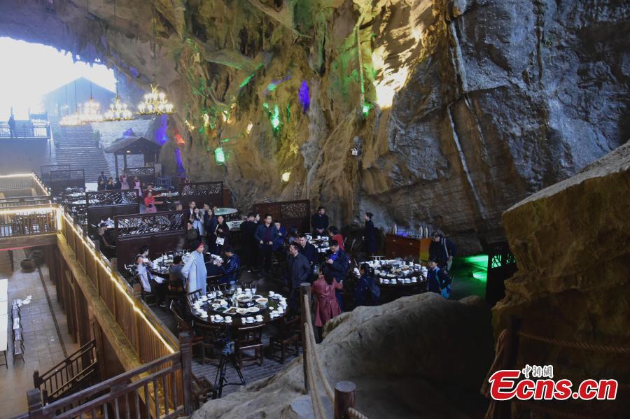 Hunan : dîner souterrain dans une grotte
