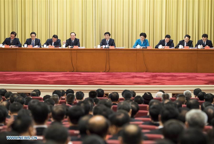 Xi Jinping honore des modèles éthniques