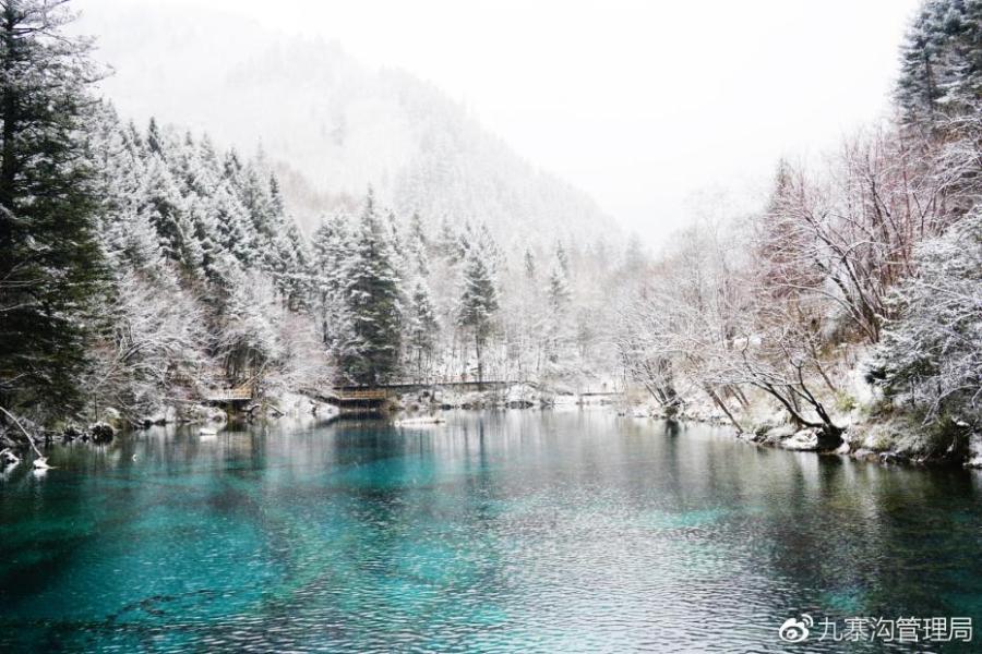 La magie de la vallée de Jiuzhaigou sous la neige