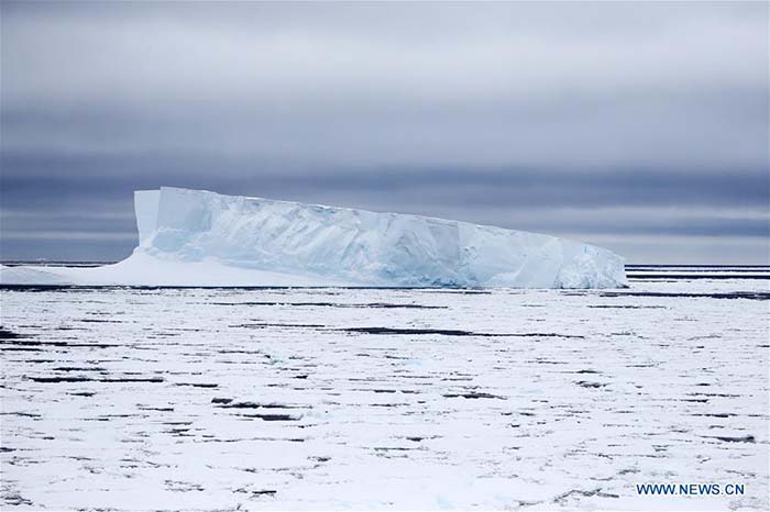 Expédition du brise-glace chinois Xuelong sur le cercle antarctique