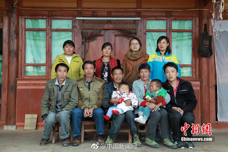 Un jeune prend des photos de famille gratuites pour des villageois
