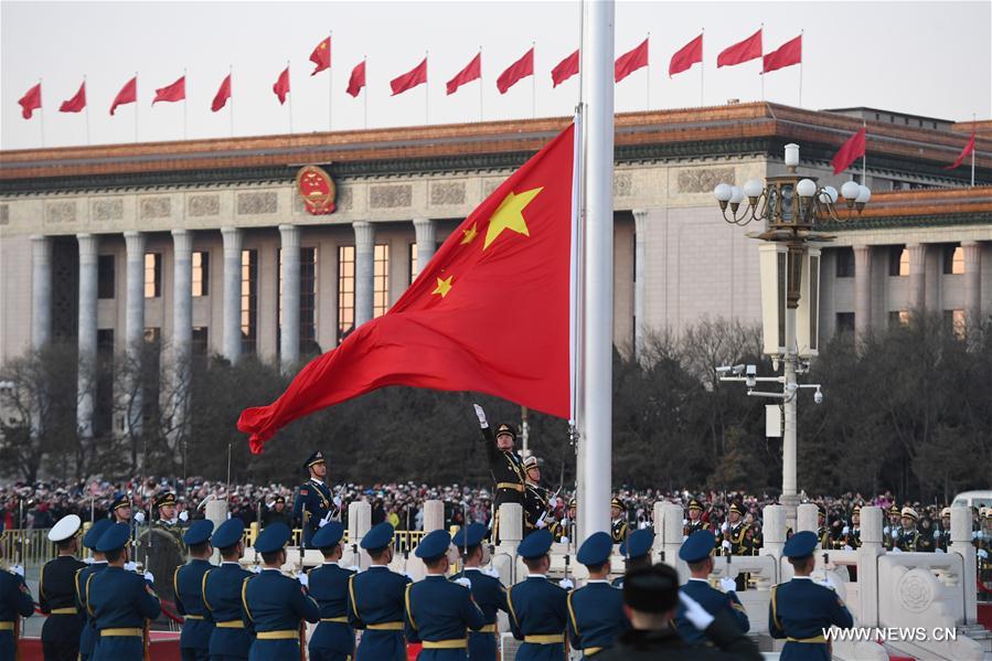 L'APL conduit la cérémonie de lever du drapeau national sur la place Tian'anmen