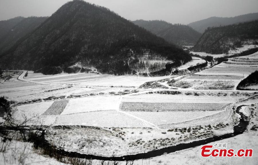 Vues de paysages enneigés dans l'Ouest de la Chine