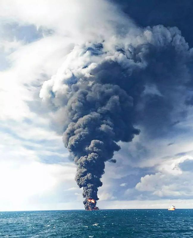 Le pétrolier Sanchi de nouveau en flammes