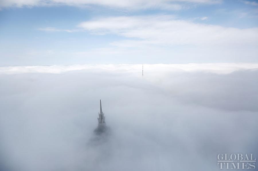 Shanghai : des gratte-ciel dans la brume