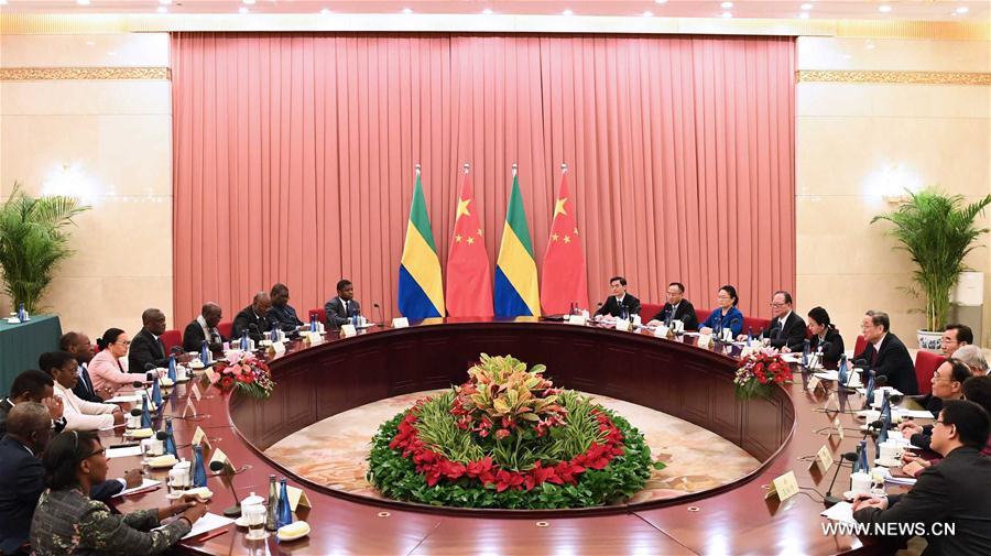 Le plus haut conseiller politique chinois s'entretient avec la présidente du Sénat gabonais