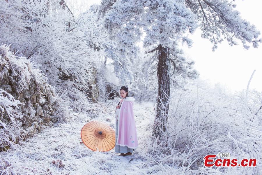 La beauté des vêtements traditionnels Han dans la neige