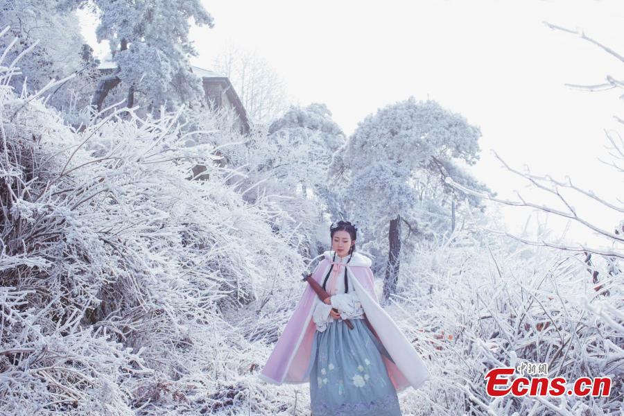 La beauté des vêtements traditionnels Han dans la neige