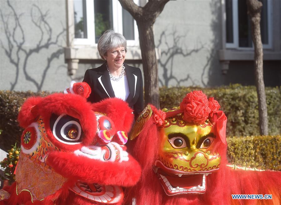 Beijing : Theresa May assiste à une réception culturelle chez l'ambassadeur de Grande-Bretagne