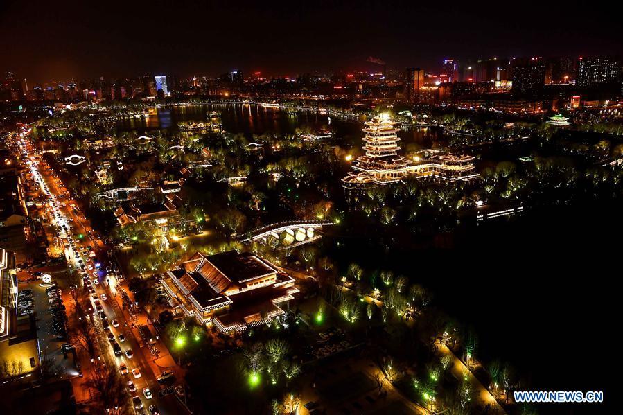 Jinan : le lac Daming dans la nuit