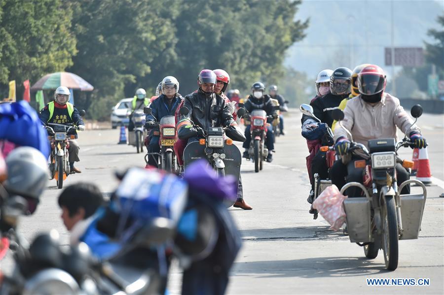 Fête du Printemps : des travailleurs migrants rentrent chez eux en moto
