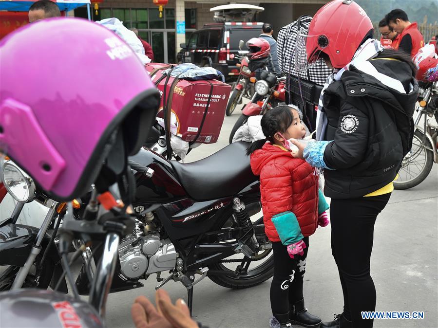 Fête du Printemps : des travailleurs migrants rentrent chez eux en moto