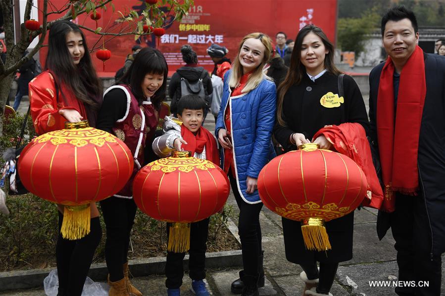 Des étrangers découvrent les traditions chinoises à l'approche du Nouvel An lunaire