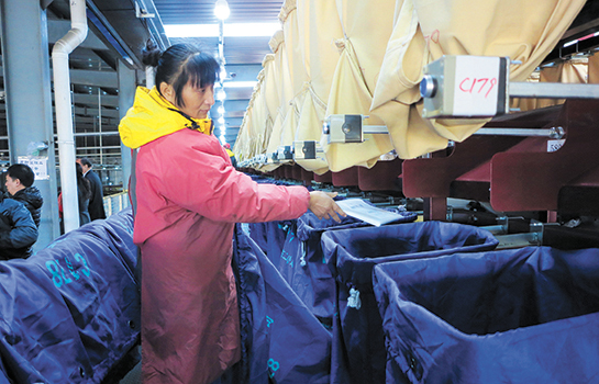 Dans le centre de distribution Yunda Express de Beijing, un sac en matériaux dégradables a remplacé le sac tissé original, le rendant plus durable et plus écologique.