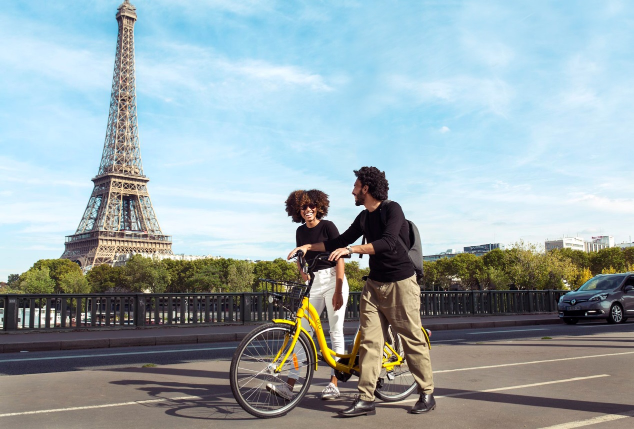 Un des célèbres vélos jaunes d'Ofo à Paris devant la Tour Eiffel. (Photo / Site officiel d'Ofo)