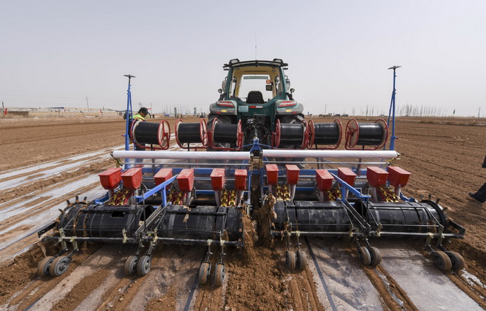 Xinjiang : des tracteurs autonomes remplacent l'homme pour les travaux agricoles